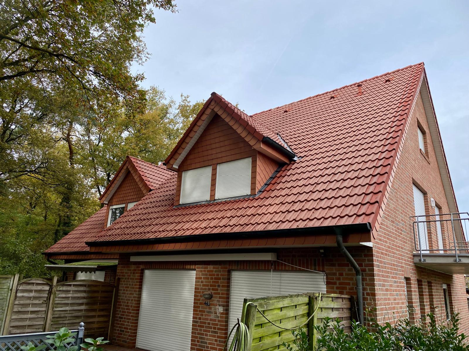 Hausdach nach der professionellen Reinigung: Die Ziegel sind sauber und strahlen in der urspr&uuml;nglichen Farbe.